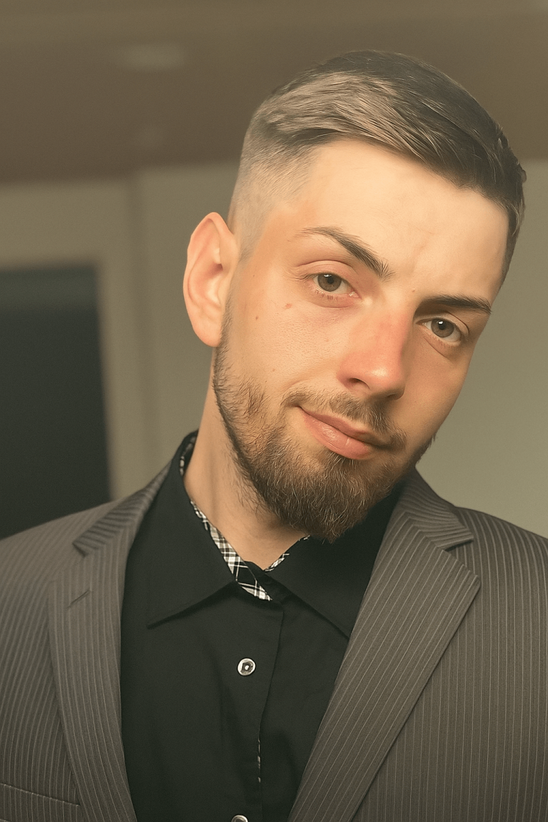 Er sorgt dafür, dass Ihr Umzug reibungslos über die Bühne geht. Ein Mann mit raspelkurzem Haar trägt einen eleganten Anzug und schaut freundlich.