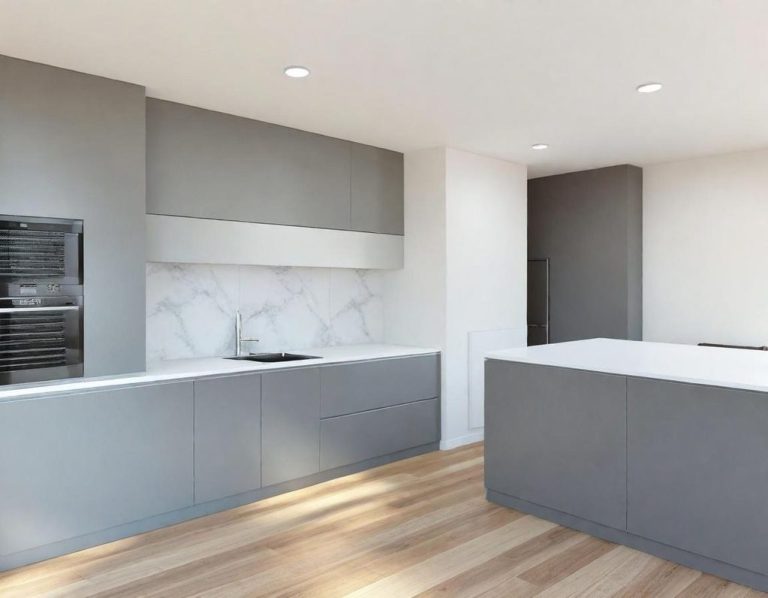 Moderne, helle Küche mit grauen Schränken und Holzfußboden.