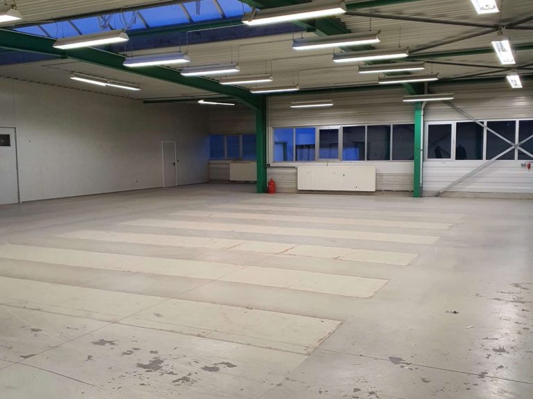 Eine leere Lagerhalle.